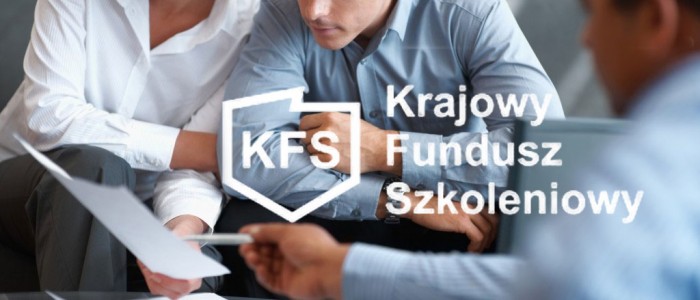grupa ludzi przegląda dokumenty i logo KFS